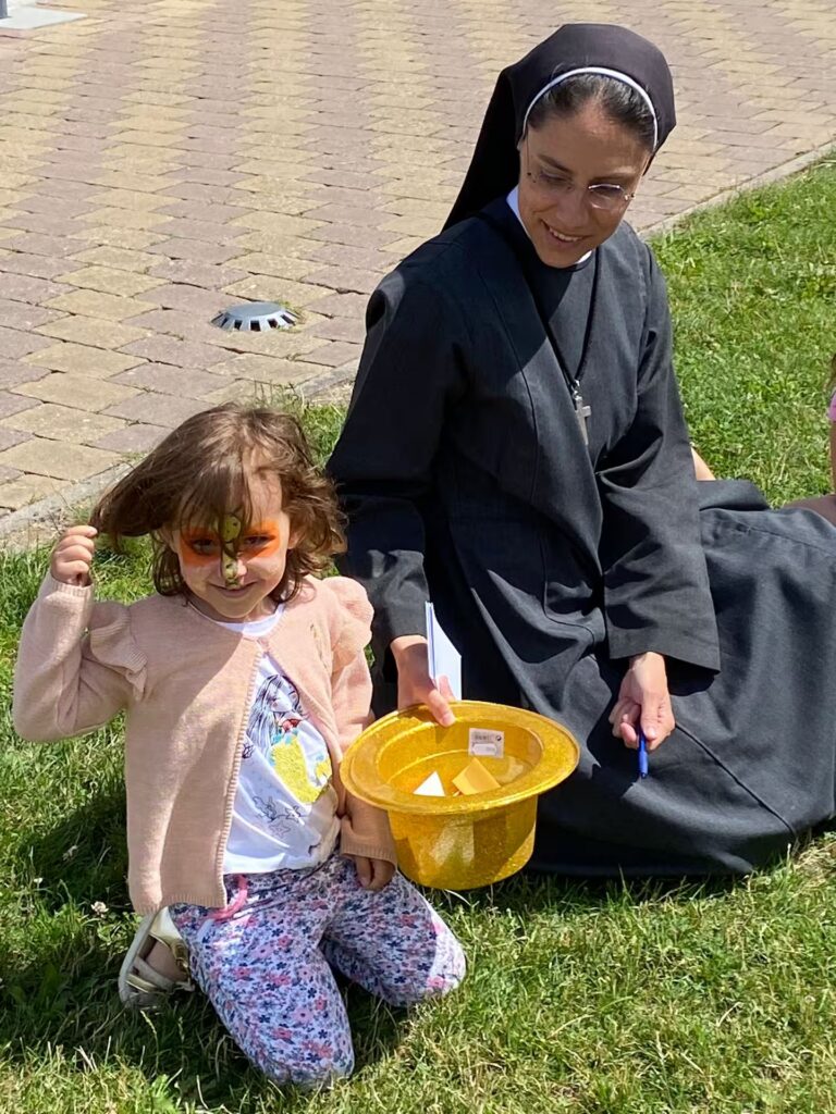 Soeur et petite fille lors d'un grand jeu